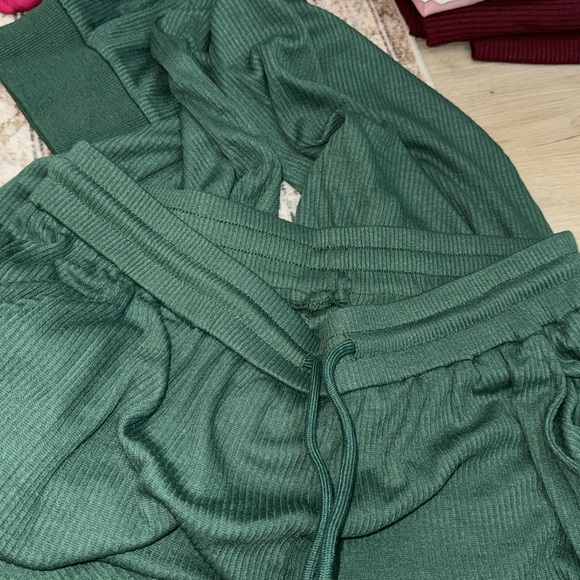 Comfy Green Zip-Up Jumpsuit - Picture 9 of 10
